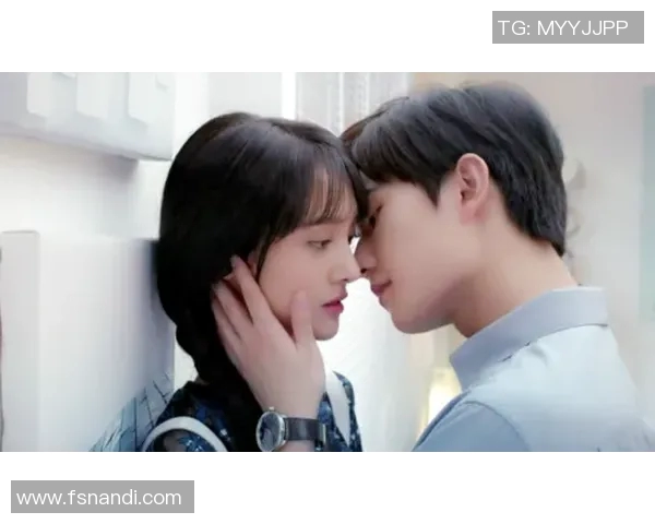 足球明星与青梅竹马的爱情故事揭示了他们共同成长的甜蜜岁月与不离不弃的深厚情感