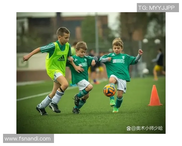 足球明星双肩背景图展现运动激情与青春活力的完美结合 足球明星双肩背景图展现运动激情与青春活力的完美结合